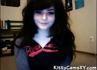 Féminine et cool en plan cam sexy