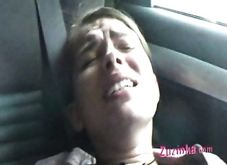 Une amatrice du nom de Zuzinka fourrée dans la voiture