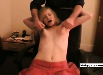 Tétons méchamment pincés et domination sur siège