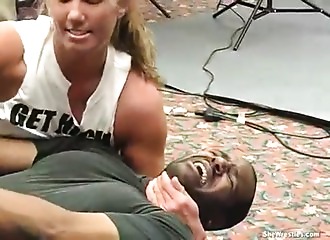 Coincé entre ses cuisses de salope au sol