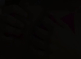 Ses doigts stimulent son clitoris gonflé