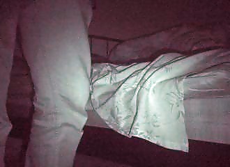 Liaison nocturne : l'epoux infidele rejoint la meilleure amie de sa conjointe pour une pipe passionnee