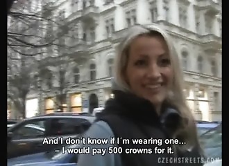 Il aborde une belle blonde en espérant qu'elle soit facile