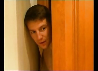 Il l'épie avant de toucher son cul