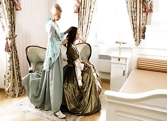 Des gouines retirent leurs belles robes pour s'exciter