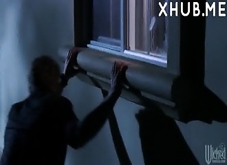 Par la fenêtre il mate un couple emboîté