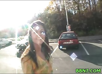 Brunette accepte de sucer un inconnu contre quelques billets