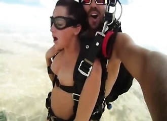 Incroyable, Alex Torres baise nue en parachute