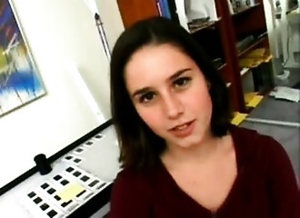 Actrice porno au petit cul divin se fait fourrer les yeux bandés