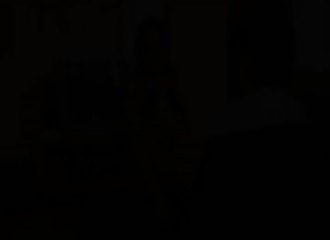 Une brune à longues tresses baise