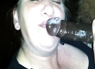 Gourmande et habilitée à bien sucer ce black