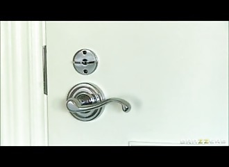 Client surprend une femme de ménage travaillant sans culotte