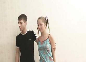 Trio de folie avec une blondinette fantasque