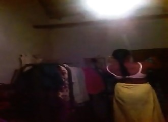 Cette brune exotique s'abandonne à du sexe