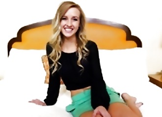 Blonde tourne son premier film porno