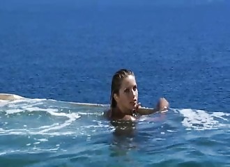 Elle se baigne nue comme une sirène