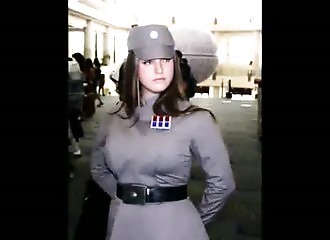 Des femmes en uniforme dans des postures sexy