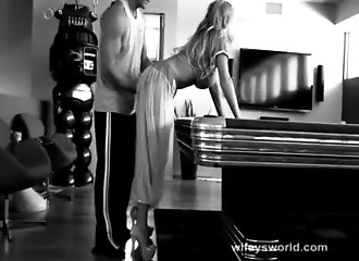 Sexe contre le billard pour une blonde