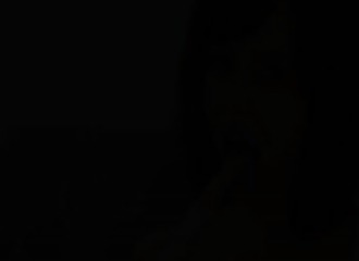 Son gode transparent sonde sa chatte lisse