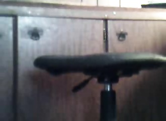 Branlette en solo sur son siège de bureau