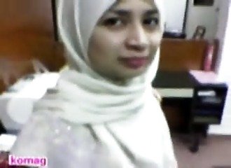 Voilée mais pas timide, elle exhibe ses seins