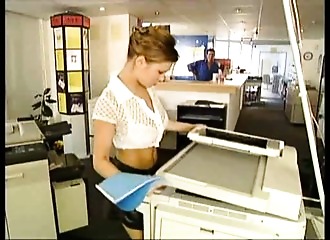 Le réparateur baise une secrétaire chaude