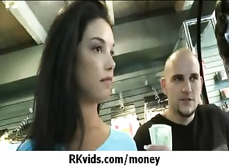 Pipe amateur dans un magasin de fringues