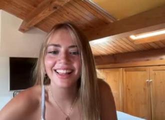 Cette nana est en live sur Maxi.cam !