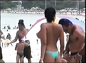 Compilation de femmes dardantes à la plage