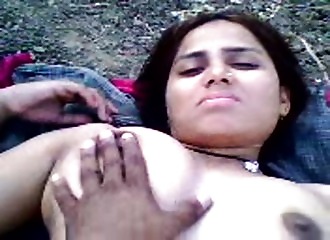 Une bite pénètre une métisse en extérieur