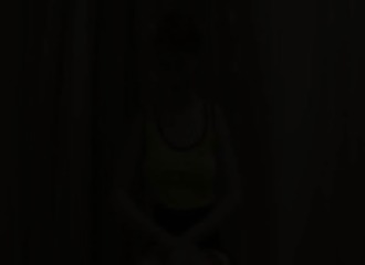 Sa main frotte vigoureusement son sexe rasé