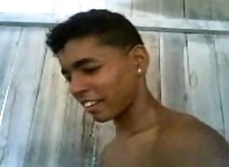 Une brésilienne de 18 ans goûte au sexe