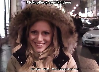 Elle se réchauffe en baisant