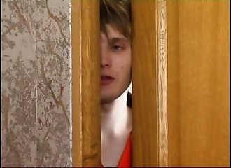 Une russe mûre dévergonde un ouvrier