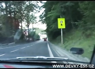 Sa passagère tchèque enculée en voiture