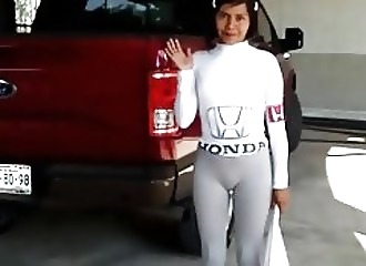 Moulée dans un legging gris