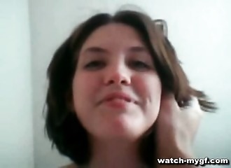 Pipe avec une minette à chatte bien lisse