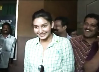 Cette belle brune presse ses mamelles en public