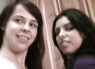 Deux brunettes se doigtent et se mangent le minou