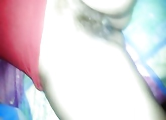 Amateur se filme entrain de fourrer la chatte poilue de sa petite copine