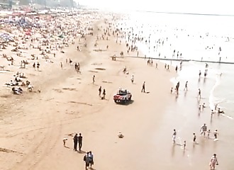 Une plagiste métisse au charme ravageur suce